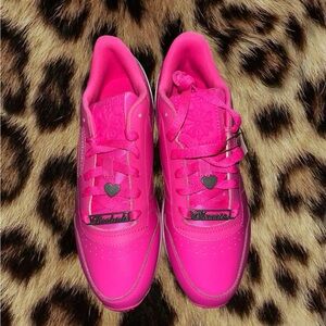 (SIZE 9) Women's Sneakers Reebok Classic Leather — HOT PINK